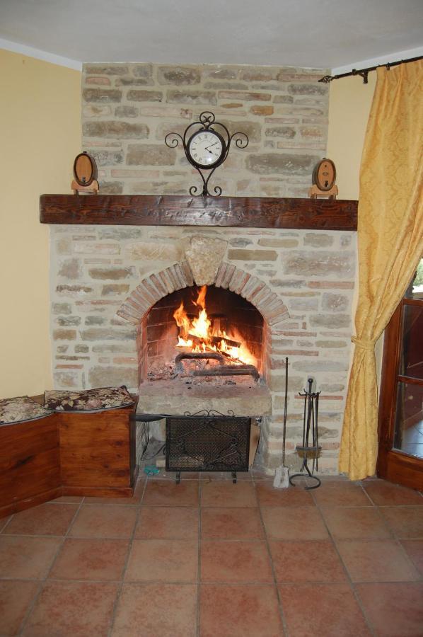 גוביו Agriturismo Countryhouse Le Giare מראה חיצוני תמונה