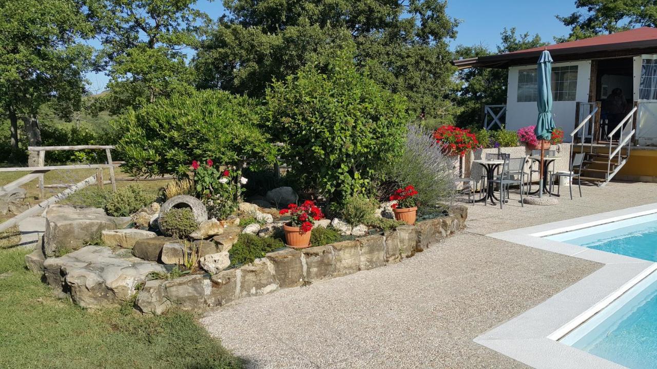 גוביו Agriturismo Countryhouse Le Giare מראה חיצוני תמונה