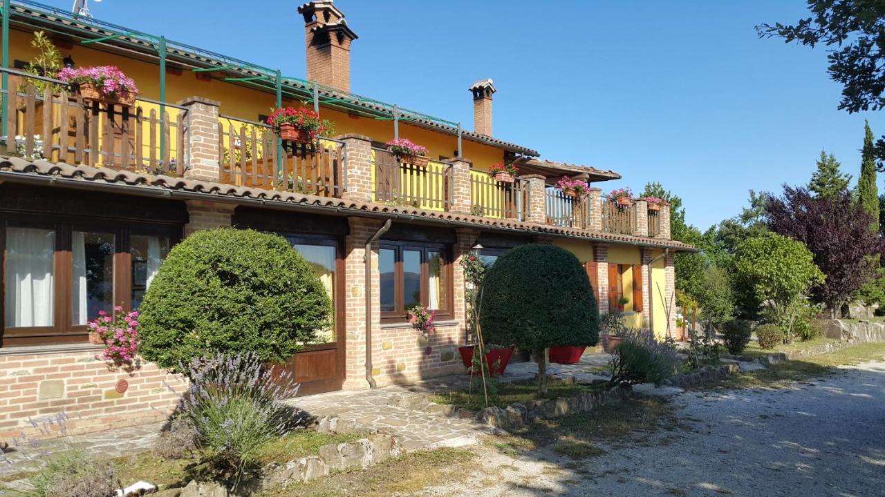 גוביו Agriturismo Countryhouse Le Giare מראה חיצוני תמונה